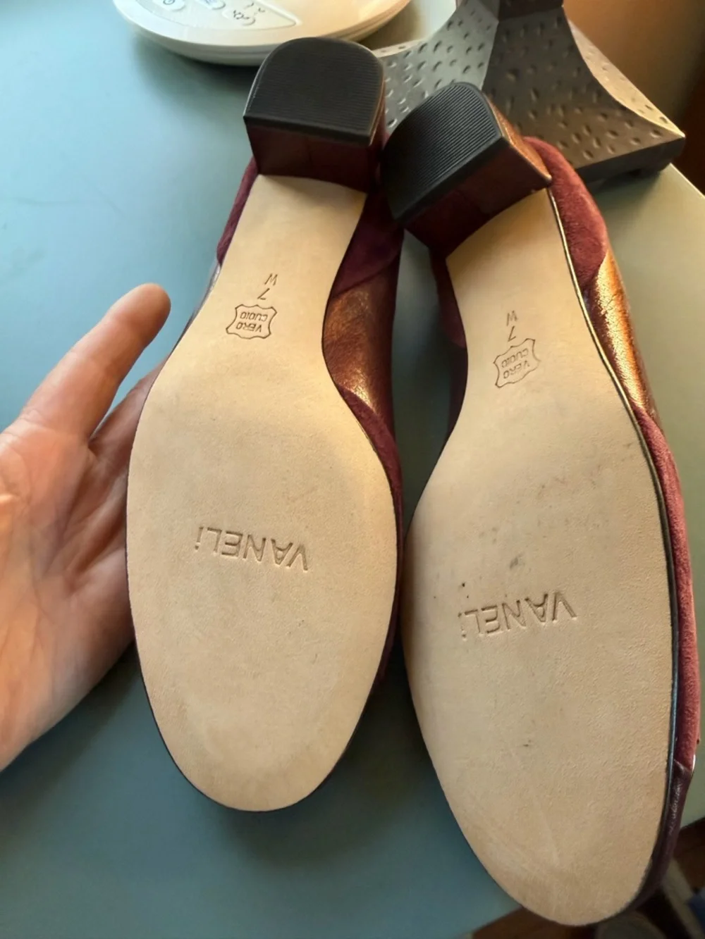 Van Eli Burgundy Leather Mid-Heel Pumps with Gold Chain Accent size 7W - Picture 3 of 9